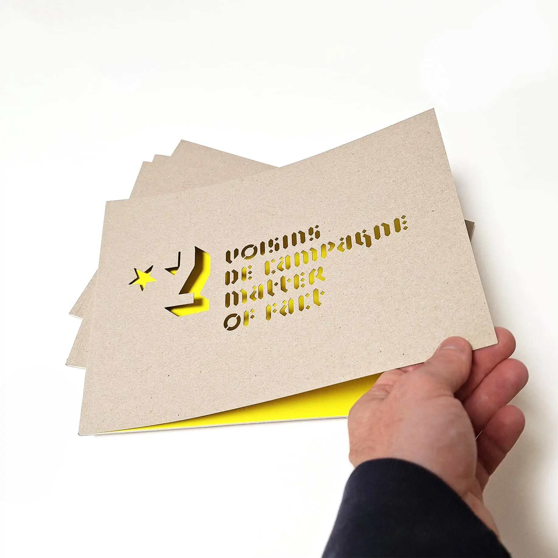 Couverture découpée tenue en main