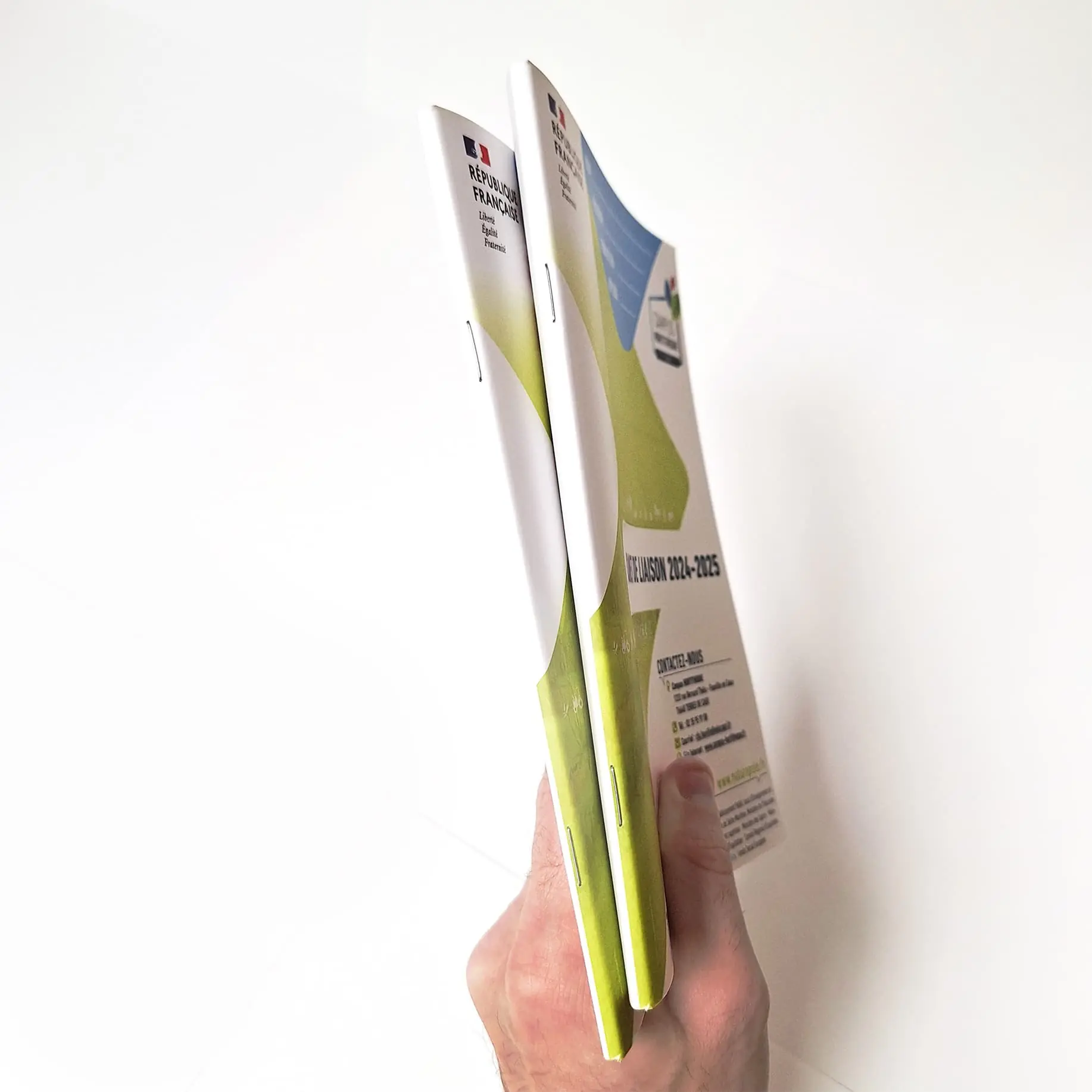 Tranche avec agrafes du carnet de liaison de campus en dos carré piqué