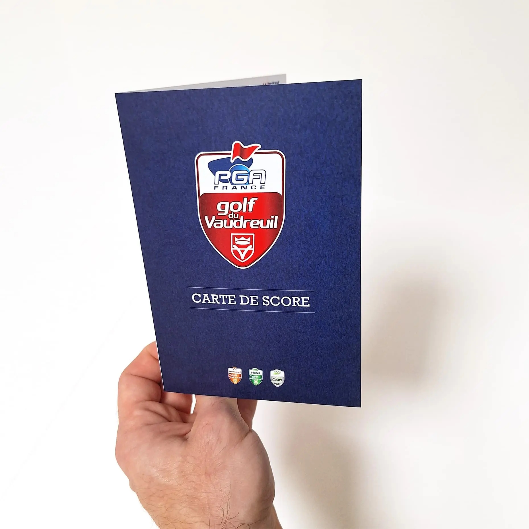 Carte de score de golf dépliante vue de près