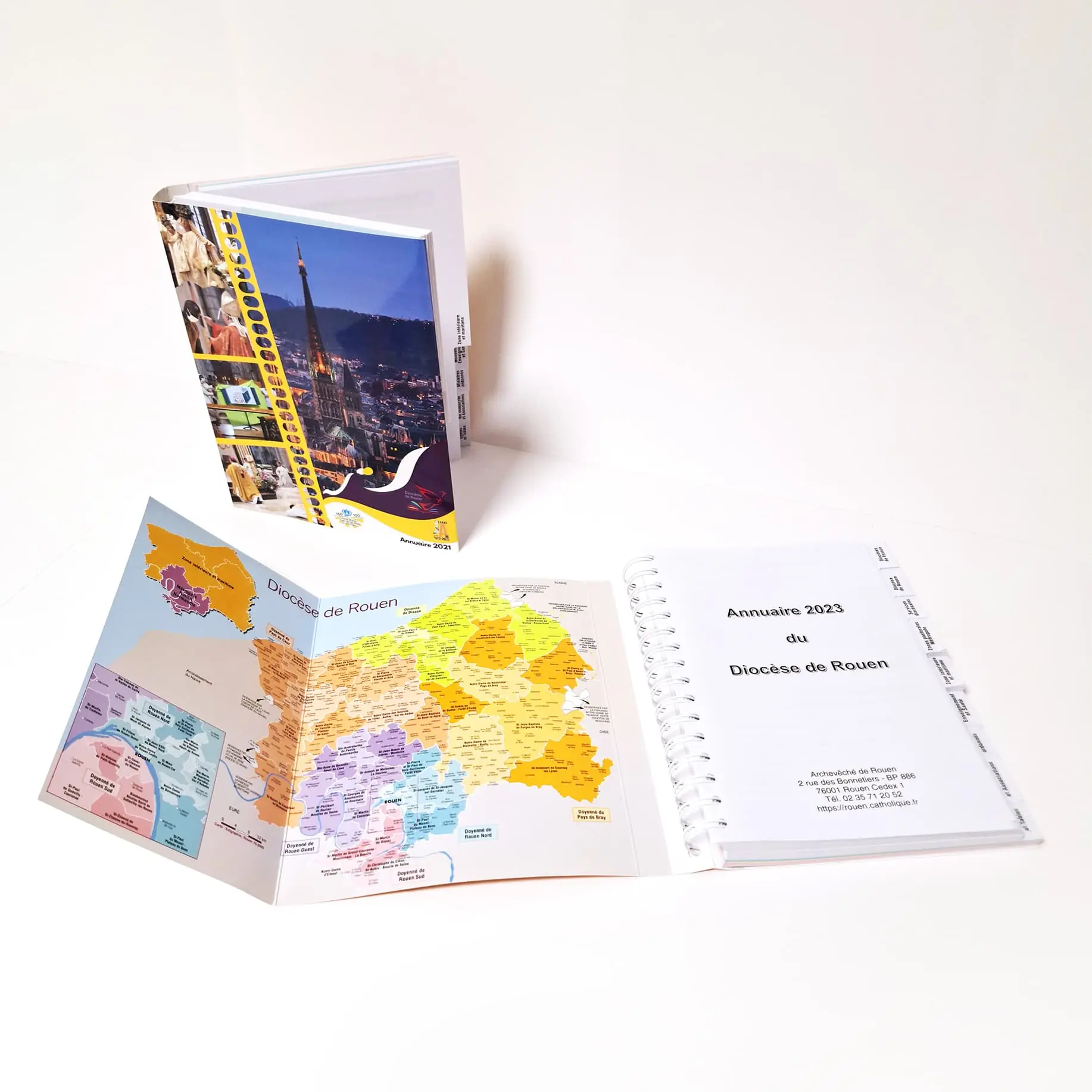 Livret à onglets avec couverture dépliante de l'annuaire du Diocèse de Rouen