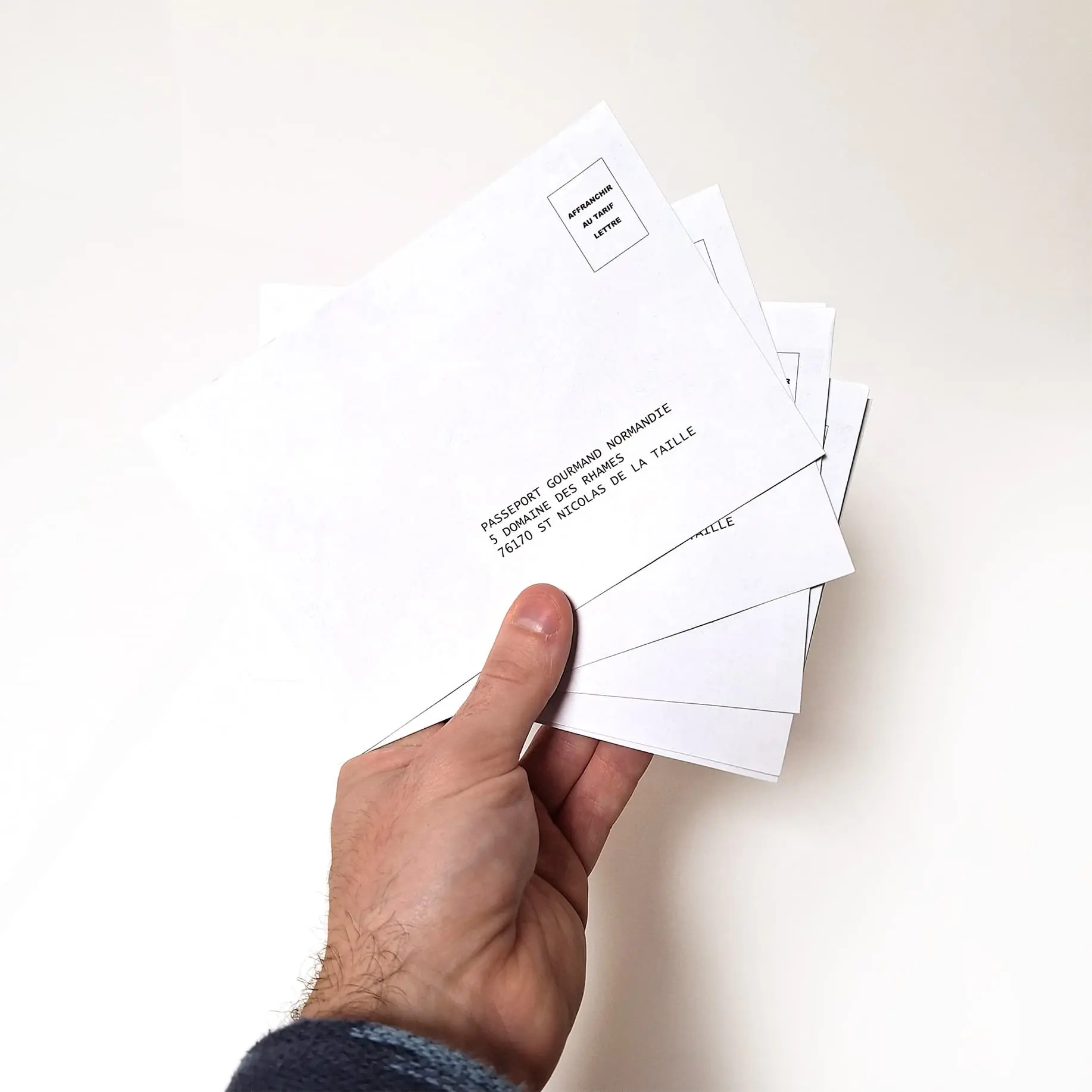 Petites enveloppes tenues en main