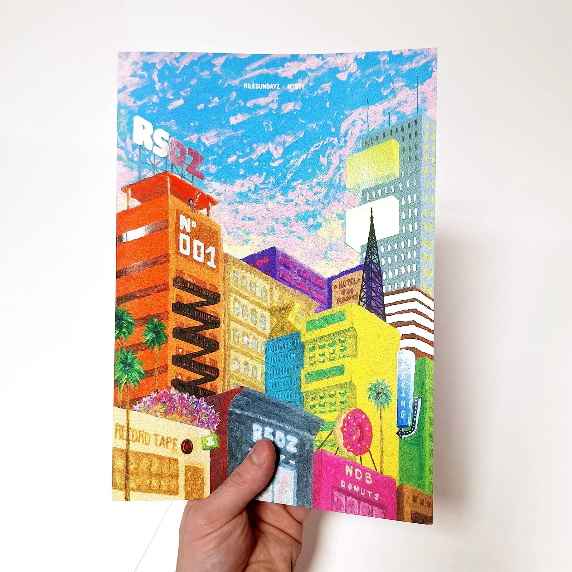 Magazine avec vernis tenu en main