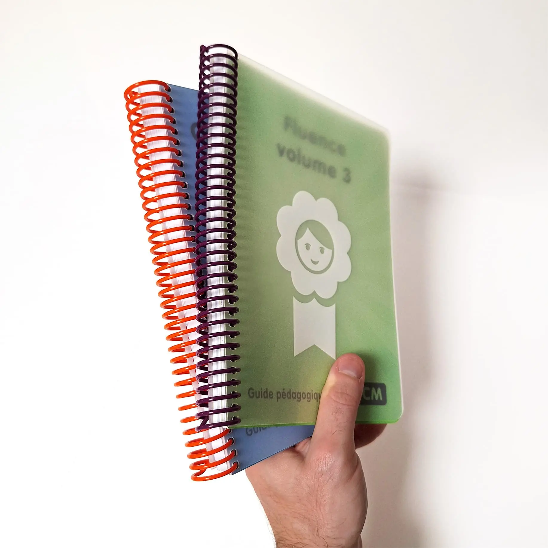 Carnet de cours en reliure spirale tenu en main