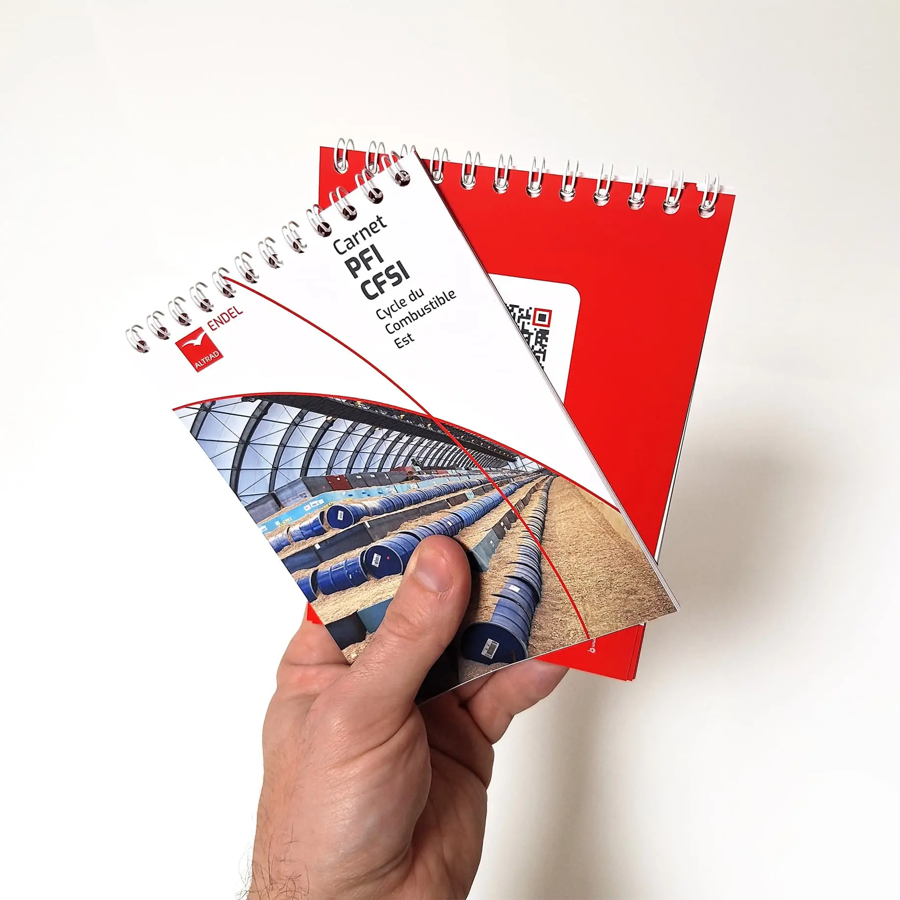 Carnet de notes en reliure spirale tenu en main
